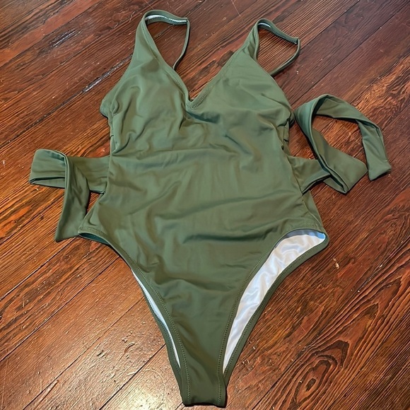 Shade and Shore Women’s Green One Piece Swimsuit Size S - Picture 1 of 5
